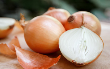 Organic white onions